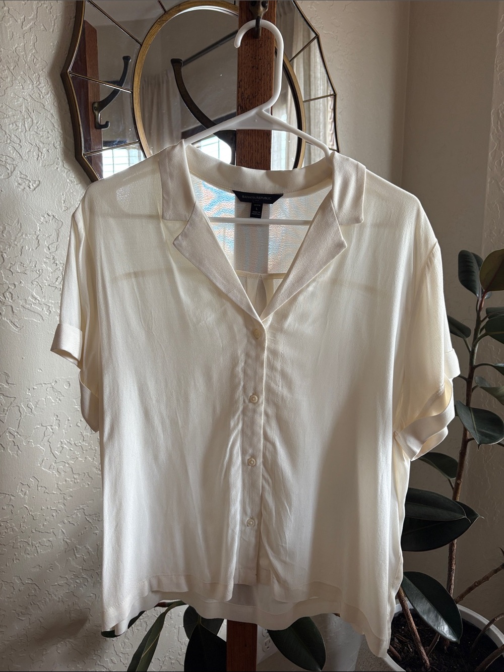 Banana Republic Light Cream Button-Up Short Sleeve Blouse